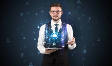 Güvenli bulut kavramı ile işadamı ve tablet