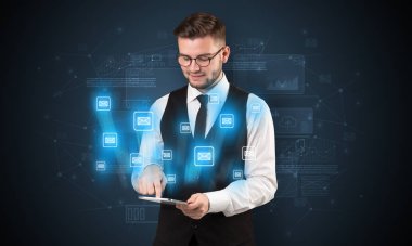 E-posta kavramı ile işadamı ve tablet