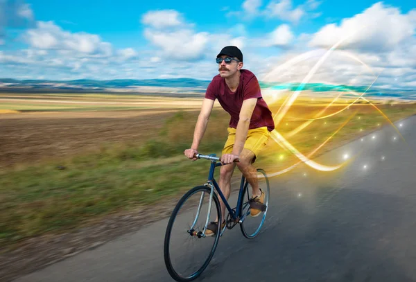 Kouzelné mladý cyklista na koni — Stock fotografie