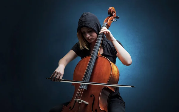 Cellista tocando en instrumento con empatía — Foto de Stock