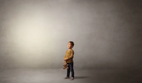 Bos bir odada küçük waggish çocuk — Stok fotoğraf