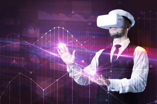 Homem de pé com óculos VR e gráficos gráficos — Fotografia de Stock