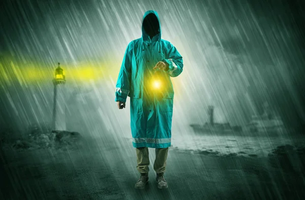 Людина йде з ліхтарем на узбережжі концепції — стокове фото