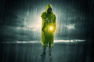 Fırtınada fenerle yürüyen adam