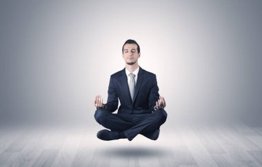 İşadamı bir boşluk kavramı içinde meditasyon