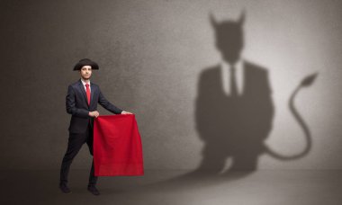 İşadamı şeytan gölge ve Boğa güreşçisi konsepti ile