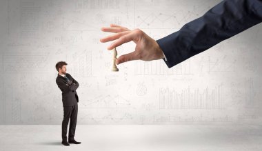 İşadamı grafikler arka plan ile bir satranç oyununda sonraki adım yapmak korkuyor