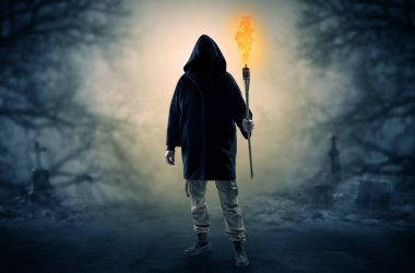 Adam flambeau yanma ile bir çalılık dan geliyor