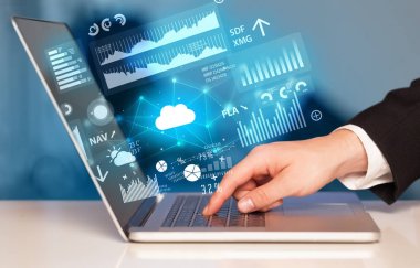 Raporlar ve grafikler kavramı yükleme ile dizüstü kullanarak ele