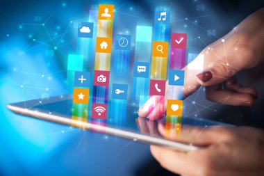 El ile uygulama simgeleri etrafında uçan tablet kullanma