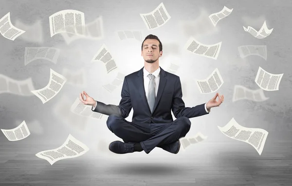 Hombre de negocios meditando con el concepto de papel volador — Foto de Stock