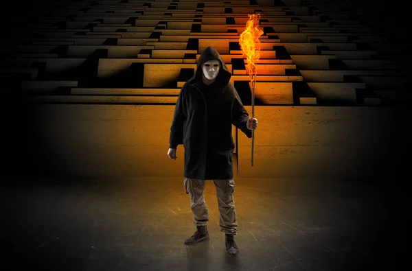 Homem vindo com flambeau ardente do conceito de labirinto — Fotografia de Stock