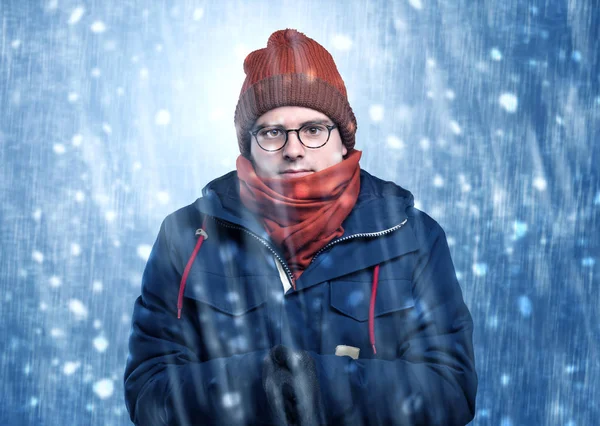 Bello ragazzo brividi a tempesta di neve concetto — Foto Stock