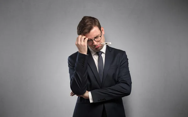 Zakenman met thermometer en kopie ruimte — Stockfoto