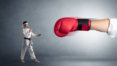 Küçük adam büyük kırmızı Boks eldiveni ile mücadele