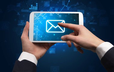 Tablet ile online kavramı kullanarak ele