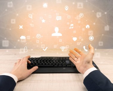 Sosyal Medya Icons çevresinde yazarak zarif işadamı el