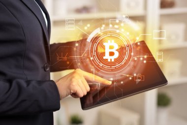 İş kadını ev ofis ruh bitcoin bağlantı ağ kavramı ile tablet kullanma