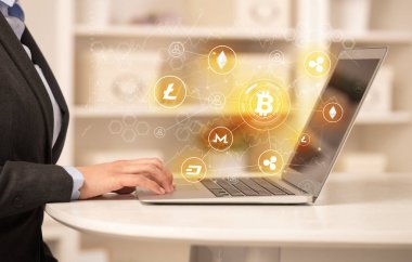 Bitcoin bağlantı ağı ve online kavramı ile dizüstü bilgisayar üzerinde çalışan iş kadın