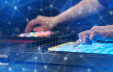 Karıştırma müzik MIDI denetleyicisi bağlantı kavramı ile el
