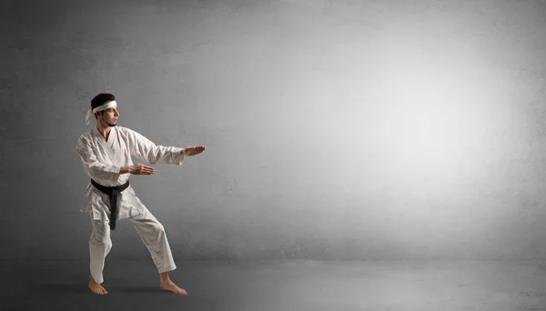 Liten karate man slåss i ett tomt utrymme — Stockfoto
