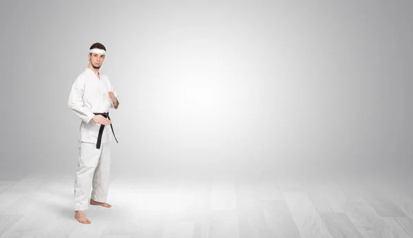 Entrenador de karate luchando en un espacio vacío —  Fotos de Stock