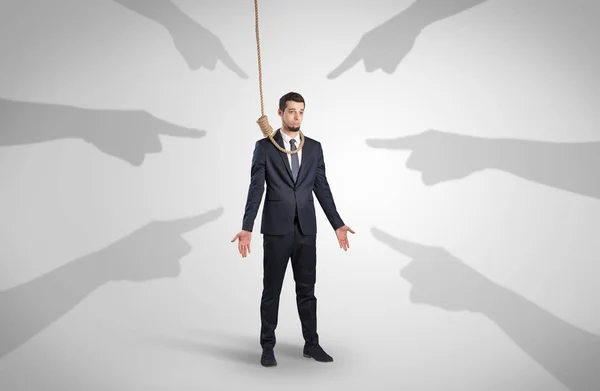 Empresário tentando suicídio com o conceito de apontar as mãos — Fotografia de Stock