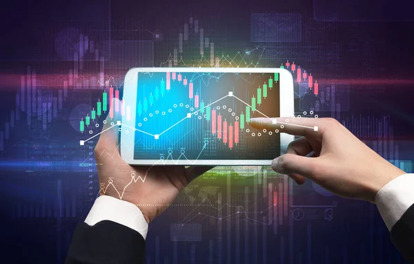 Ручной планшет с глобальными отчетами и концепцией изменения фондового рынка — стоковое фото