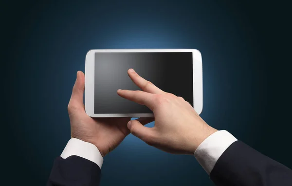 Hand mit Tablet mit Kopierraum — Stockfoto