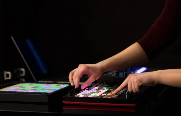 Hand mengen van muziek op midi-controller — Stockfoto