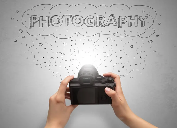 Scatto fotografico a mano con concetto di nuvola di messaggi — Foto Stock