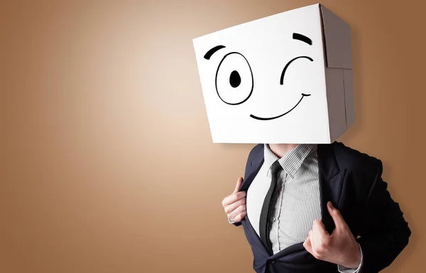 Homem com cabeça de caixa de cartão sorridente — Fotografia de Stock