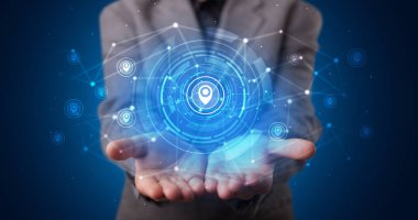 Hologram güvenlik sembollerini tutan genç kişi