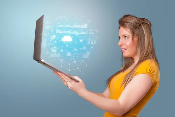 Žena držící laptop cloudu založená koncepce systému — Stock fotografie