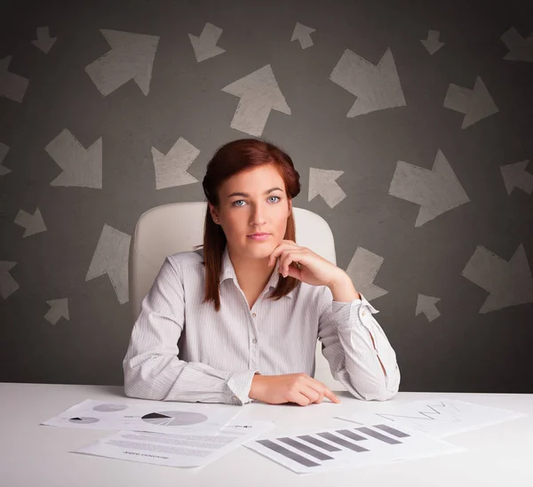 Gerente en frente del escritorio de la oficina con concepto de dirección — Foto de Stock