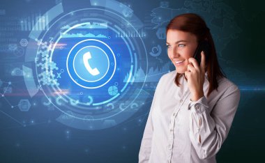 Kişi arama kavramı ile telefonda konuşuyor