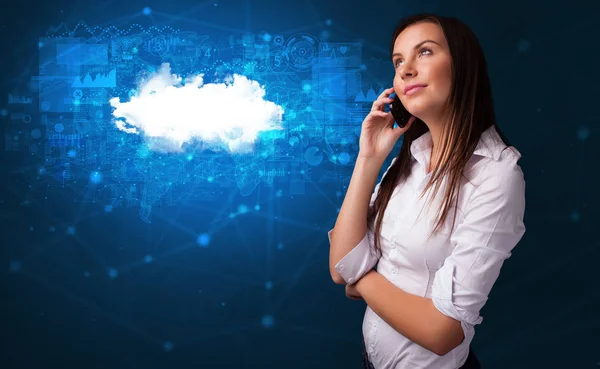 Személy beszél a telefonon, a felhő technológia koncepció — Stock Fotó