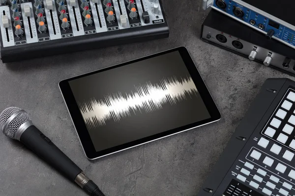 Tablet PC- en elektronische muziek instrumenten — Stockfoto