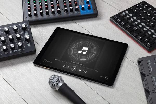 Conjunto de DJ, tablet e instrumentos musicais electrónicos — Fotografia de Stock