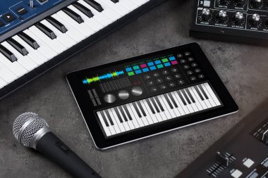 Tablet ve müzik aleti kavramı üzerinde piyano app