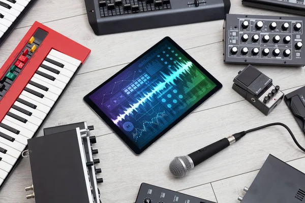 Hudební nástroje a tablet s nahrávání aplikací — Stock fotografie