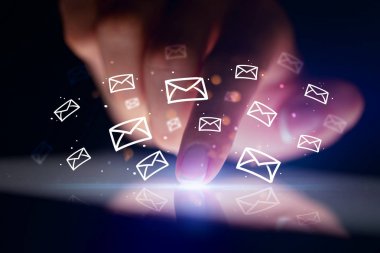 Beyaz mesaj sembolleri yukarıdaki tabletiyle dokunmadan parmak