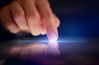 Tablet koyu arka plan ile dokunmadan parmak