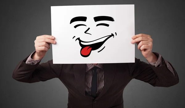 Persona in possesso di un foglio con faccina emoticon cool — Foto Stock