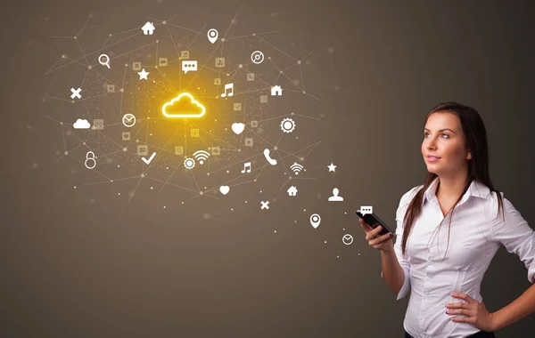 Persona que usa el teléfono con concepto de tecnología en la nube — Foto de Stock