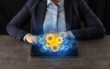 İş kadını tablet vites konsepti ile çalışma