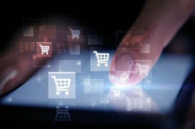 Online alışveriş kavramı ile telefon dokunmak parmak