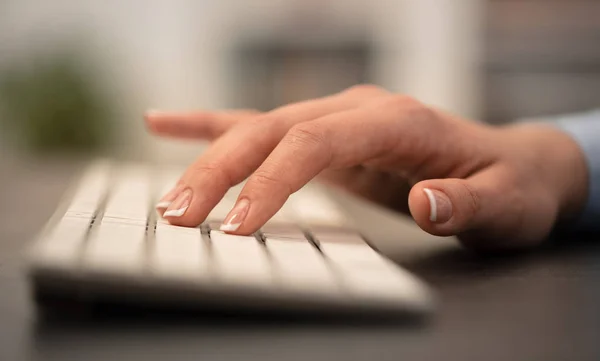 Zakelijke vrouw hand typen op toetsenbord — Stockfoto