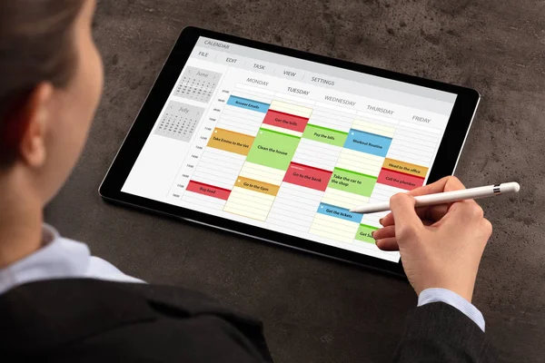 Business woman schedule her program on tablet — Stock Photo, Image