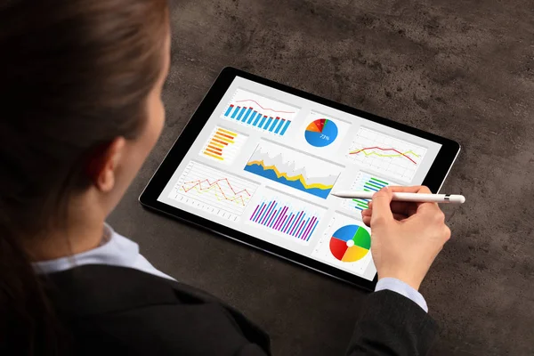 Mujer de negocios haciendo informes en la tableta — Foto de Stock